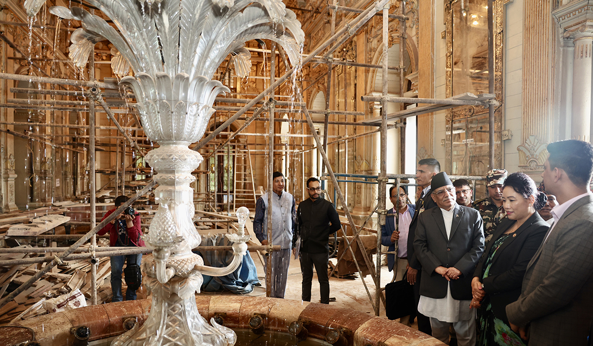 प्रधानमन्त्रीद्वारा सिंहदरबारमा भूकम्पबाट क्षतिग्रस्त भवनको निरीक्षण